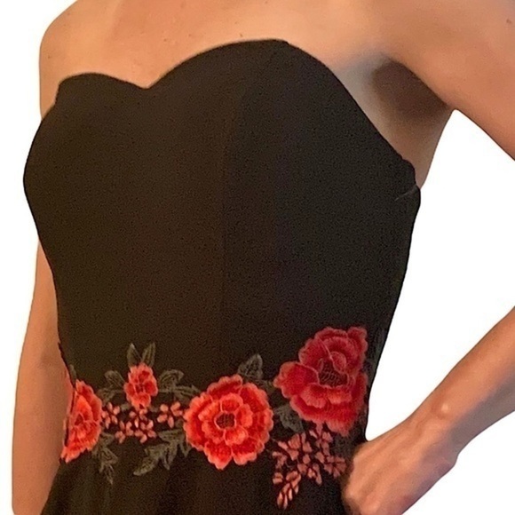 black dress with floral red embroidered roses at waist size 6 NWT - Picture 4 of 15
